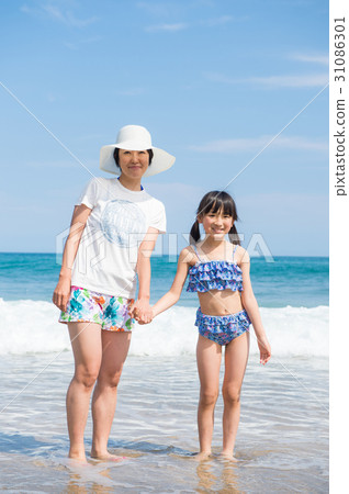 Parent and child playing in the sea during summer vacation Parent and child playing in the sea during summer vacation 31086301