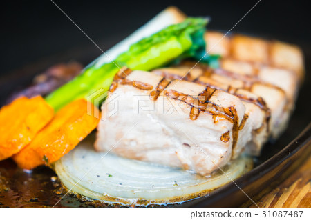 Tuna meat steak 31087487