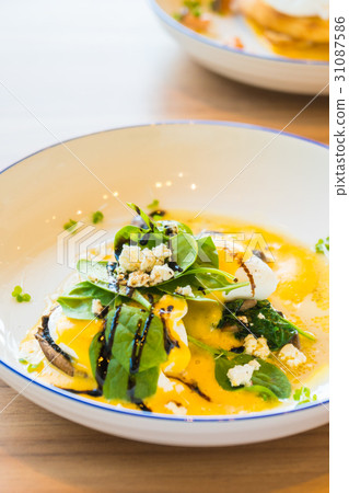 Mushroom and egg benedict in white plate 31087586