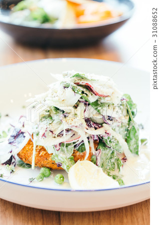 Fried chicken with vegetable 31088652