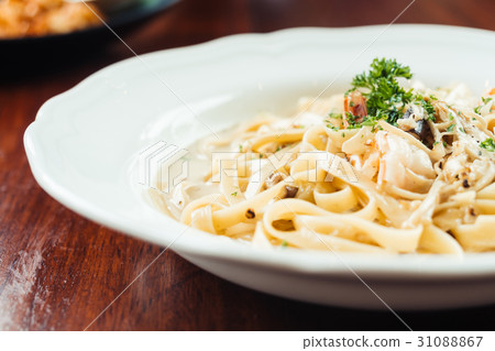 fettucine white cream sauce with shrimp and mushroom fettucine white cream sauce with shrimp and mushroom 31088867