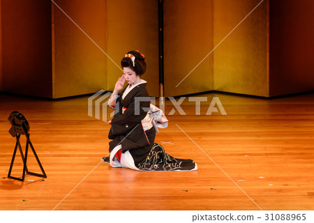 A woman dancing Japanese dance 31088965