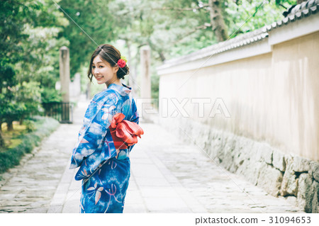 一個女人在陽光漫遊觀光小鎮在京都 一個女人在陽光漫遊觀光小鎮在京都 31094653