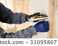 Men's hand using Tucker 31095807