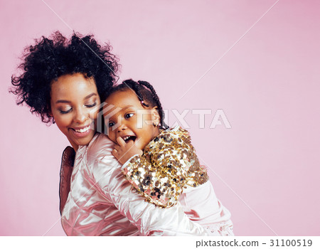 young pretty african-american mother with little 31100519