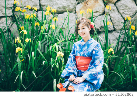 黃色虹膜花和yukata形象的一名婦女 31102802