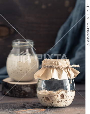 rye and wheat sourdough starter 31103018