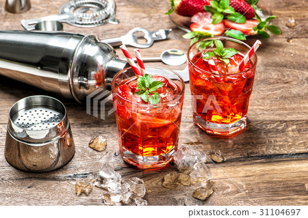 Red drink ice Aperitif mojito caipirinha juice coc 31104697