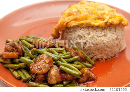 Yardlong beans stir fried with pork spicy curry 31105963