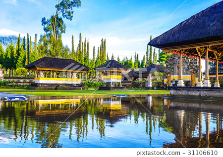 pura ulun danu bratan temple in Bali, indonesia. 31106610