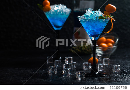 Blue cocktail in martini glasses 31109766