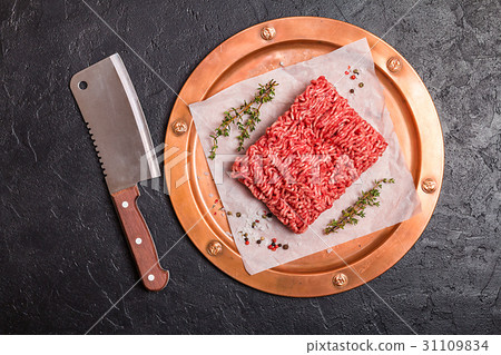 Minced meat with seasoning and fresh thyme 31109834