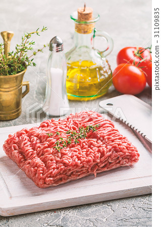 Minced meat with seasoning and fresh thyme Minced meat with seasoning and fresh thyme 31109835