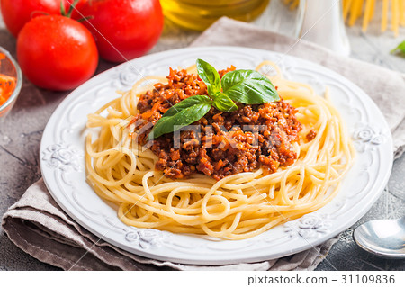 Spaghetti bolognese with ingredients Spaghetti bolognese with ingredients 31109836