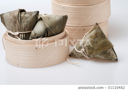 Zongzi in round bamboo crate 31110482