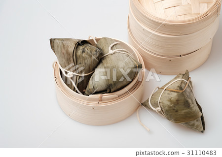 Zongzi in round bamboo crate 31110483