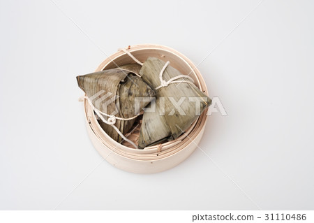 Zongzi in round bamboo crate 31110486