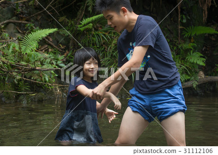 上山玩水的兄妹 上山玩水的兄妹 31112106