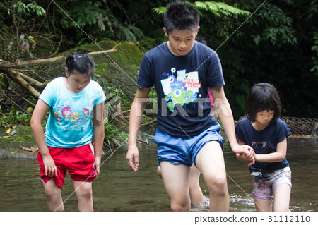 Brothers and sisters playing in the mountains 31112110