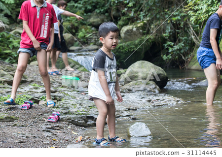 到山上玩水的一家人 31114445