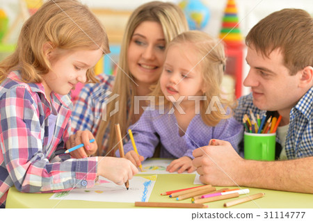 family drawing pictures together 31114777