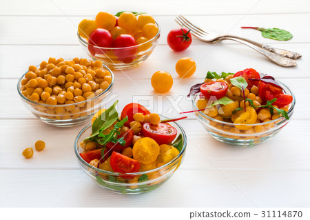 Chickpea salad with fresh tomatoes 31114870