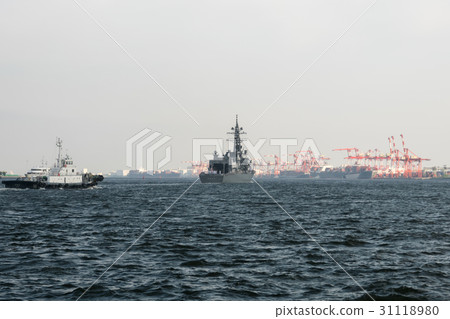 在台場航行的護航船 31118980