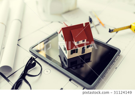 close up of living house model on tablet pc 31124149