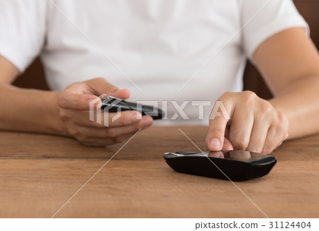 Check blood sugar levels 31124404