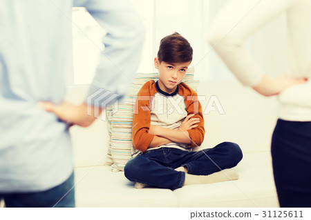 upset or feeling guilty boy and parents at home 31125611