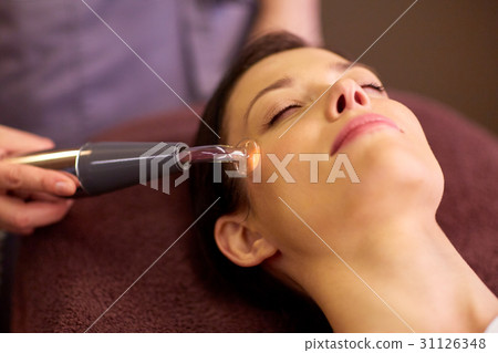 woman having hydradermie facial treatment in spa woman having hydradermie facial treatment in spa 31126348