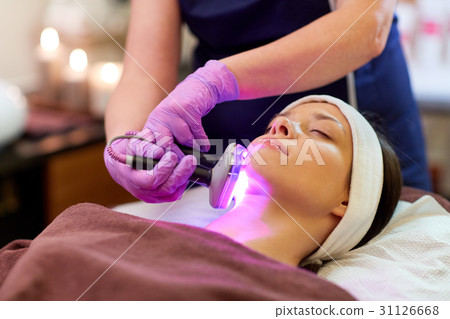 young woman having face microdermabrasion at spa 31126668