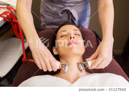 woman having hydradermie facial treatment in spa 31127608