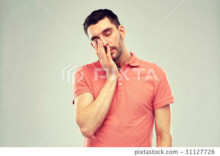 young man suffering from headache 31127726