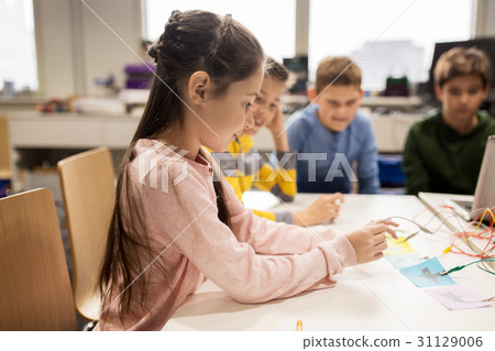 happy kids with invention kit at robotics school 31129006