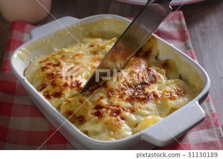 Potatoes a la dauphinoise 31130189