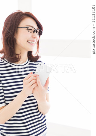 觀看智能手機的婦女 觀看智能手機的婦女 31132105