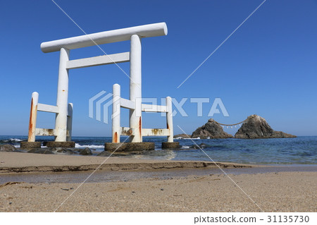 Futamiegaura torii and couple rock 31135730