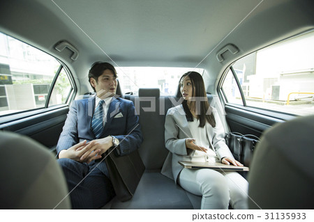 總統和秘書坐在後座 31135933