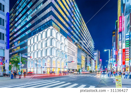 東京銀座中央大道 銀座5丁目十字路口 的夜景 照片素材 圖片 圖庫