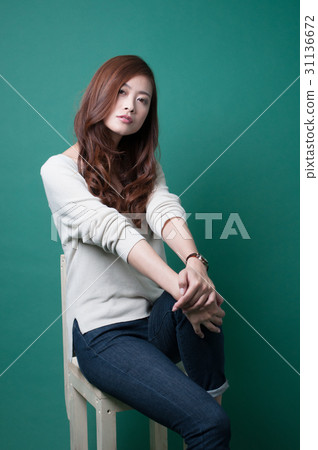 坐在椅子上的女人 31136672
