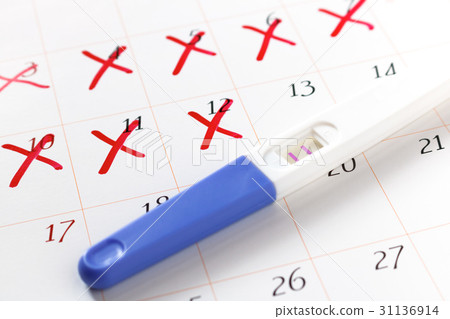 图库照片: pregnancy test with positive result on calendar