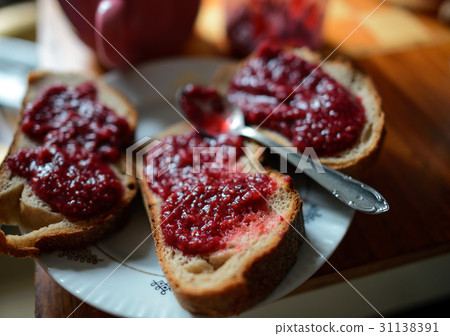 Blackcurrant jam on bread on wooden Blackcurrant jam on bread on wooden 31138391