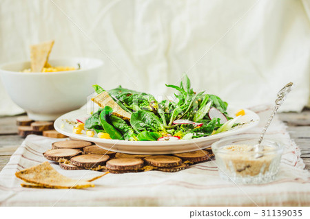 圖庫照片: salad with spinach, corn, radish, sesame, cracker