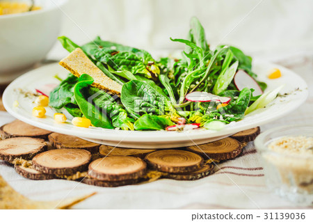 圖庫照片: salad with spinach, corn, radish, sesame, cracker