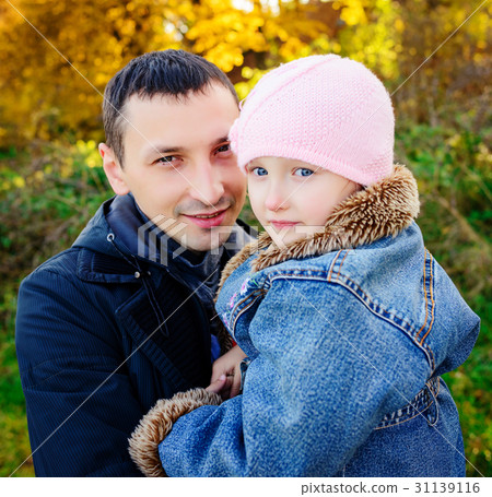 图库照片 a father with daughter in autumn forest