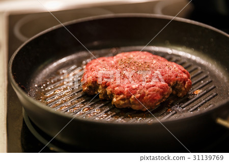 Ground meat patty in a frying pan 31139769
