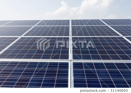 太陽能電池板發電系統暴露在陽光直射陽光屋頂安裝和藍天白雲ECO能源自由化圖像 太陽能電池板發電系統暴露在陽光直射陽光屋頂安裝和藍天白雲ECO能源自由化圖像 31140693