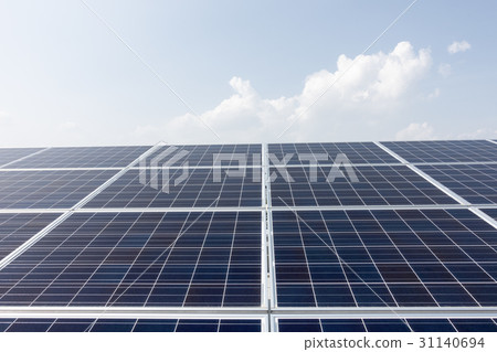 太陽能電池板發電系統暴露在陽光直射陽光屋頂安裝和藍天白雲ECO能源自由化圖像 太陽能電池板發電系統暴露在陽光直射陽光屋頂安裝和藍天白雲ECO能源自由化圖像 31140694