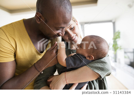 Young mother with his little daughter and her afro 31143384